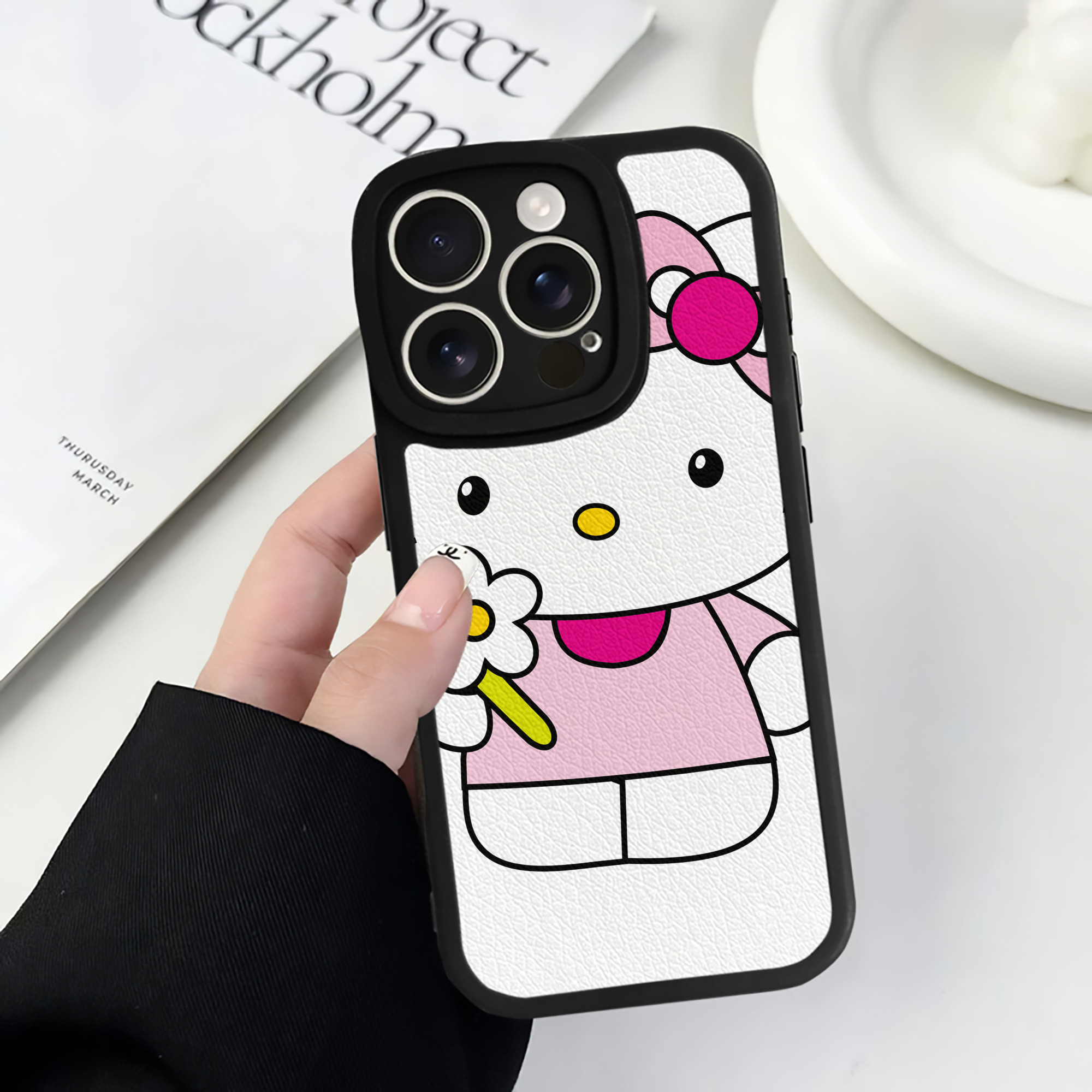 （画像用） Hello Kitty ハローキティ 【iPhone 16シリーズ対応】シリコンスマホケース（レザー調） 材質：シリコン